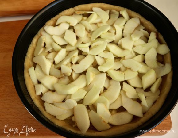 Нарезать яблоки очень тонкими лепестками. Поместить их сверху компоте. Поставить тарт в духовку на 1 час. Через 45 минут после начала выпечки достать тарт, смазать кисточкой 2/3 частями глазури. Поставить опять в духовку.