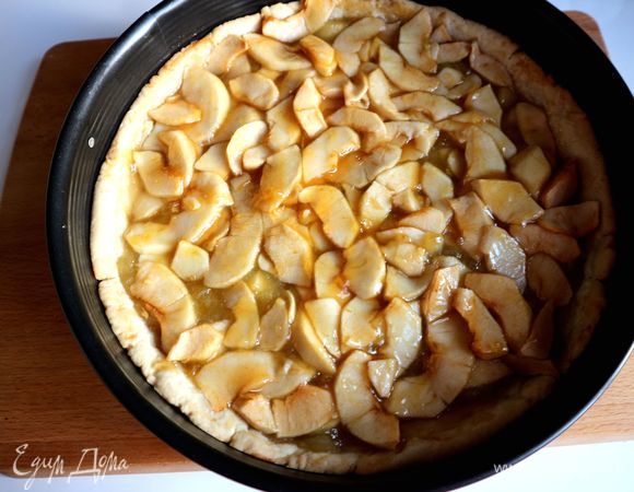 Вынуть тарт из духовки, смазать верх оставшейся глазурью.