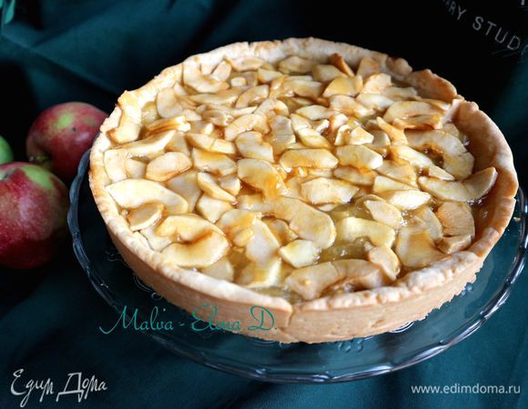 Когда тарт остынет до теплого состояния, можно снять форму. Для того, чтобы переложить тарт на блюдо, я использую широкий нож с длинным лезвием. Дать полностью остыть. Для стабилизации структуры дать тарту, если можно так выразиться, «прийти в себя», на это потребуется минимально 3–4 часа, лучше более. Поверхность его станет более глянцевой.