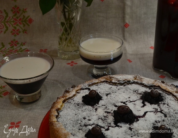 Первым начнем готовить десертное желе. Заливаем креманки подготовленным желатином (30 г желатина залить 900 мл воды, оставить на 30 минут, на медленном огне растворить, не доводя до кипения). Отправляем креманки в холодильник застыть. Основы готовим из двух цветов, добавляем сахар по вкусу, одну часть разводим со сливками, другую — с жимолостью (ее измельчить или процедить). Даем в холодильнике «схватиться» первому слою с ягодой, затем доливаем слой со сливками.