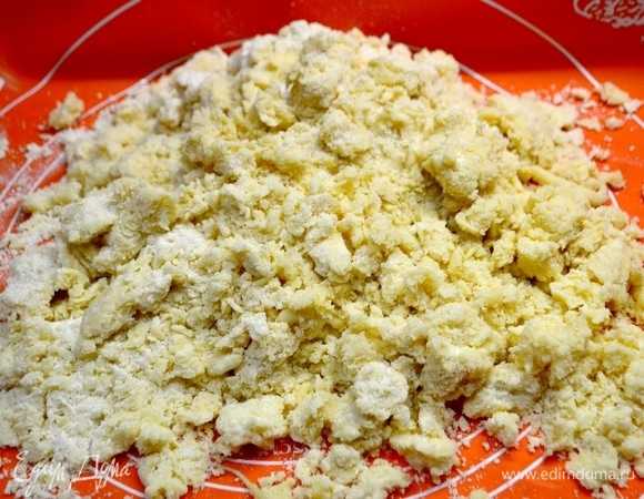 Я готовлю все одновременно. Пока застывают слои желе, готовим тесто песочное для пирога. Для приготовления теста муку просеять с разрыхлителем. Нарезанное кубиками охлажденное сливочное масло и муку растереть руками до состояния крошки. Добавить яйцо, сахар и вымесить тесто.