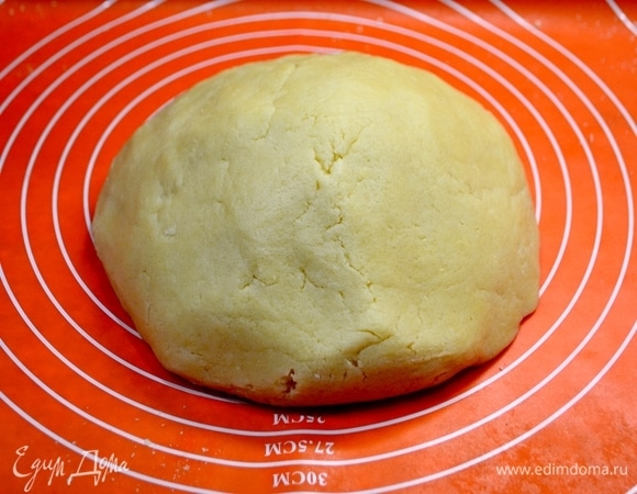 Скатать тесто в шар, обернуть пищевой пленкой или пакетом и убрать на 30 минут в холодильник.