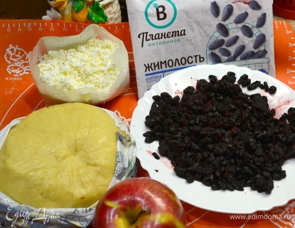 Для начинки творог использую деревенский, поэтому предпочитаю просто перемешивать его с другими ингредиентами венчиком без перетирания.