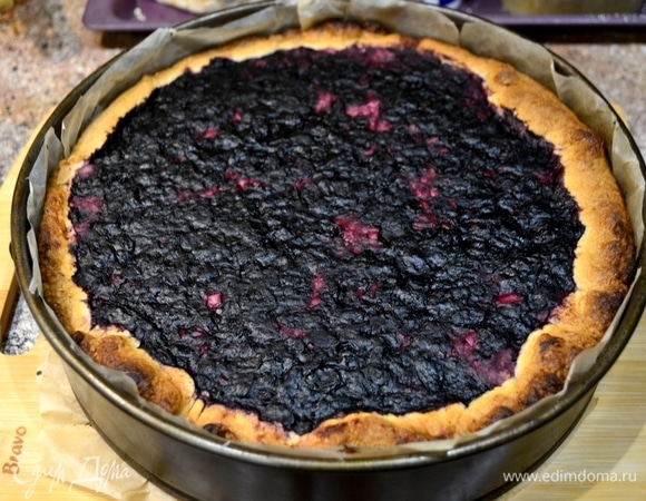 Запекать пирог в разогретой до 180°C духовке 40–45 минут.