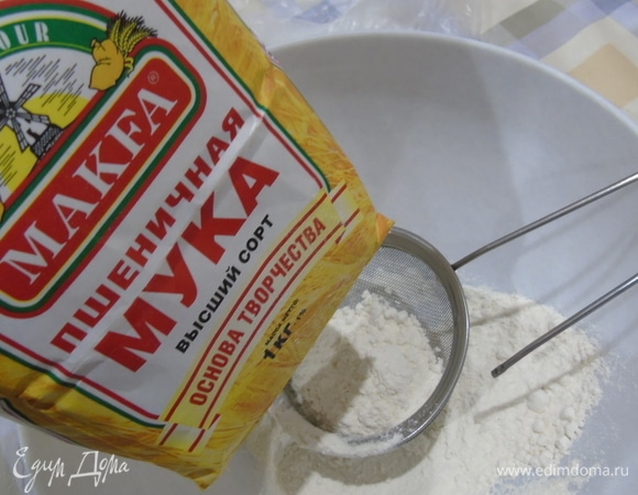 Муку пшеничную MAKFA просейте, добавьте щепотку соли.