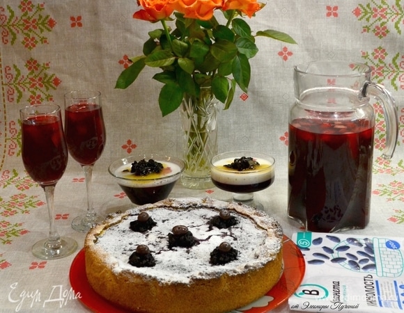 Готовый пирог подавать охлажденным, посыпать сахарной пудрой и украсить ягодками жимолости.