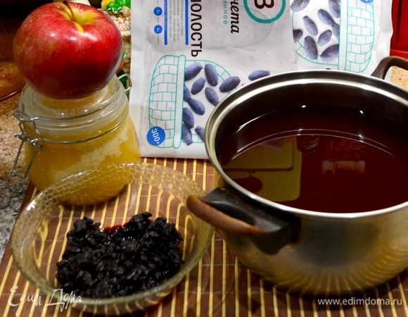 Пока запекается пирог, готовим компот из жимолости и яблока!