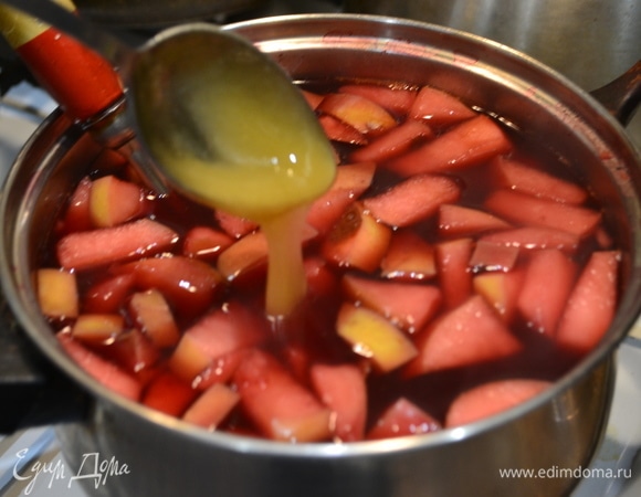 Даем закипеть воде и добавляем ягоды, яблоки, корицу и гвоздику. Мед добавляем, когда компот подостынет.