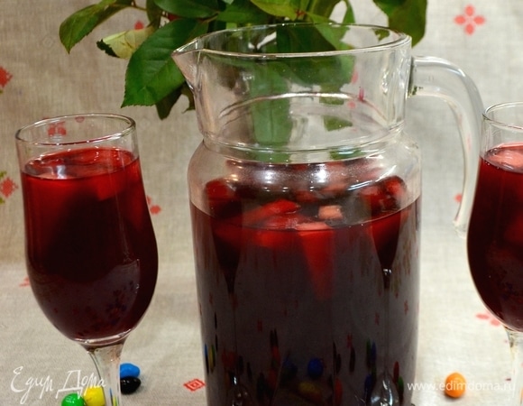 Переливаем полный витаминов компот в графин и подаем родным!