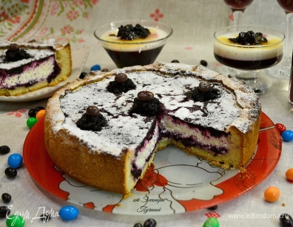 Разрезаем на порции наш не просто вечерний, а какой-то уже прям праздничный пирог!