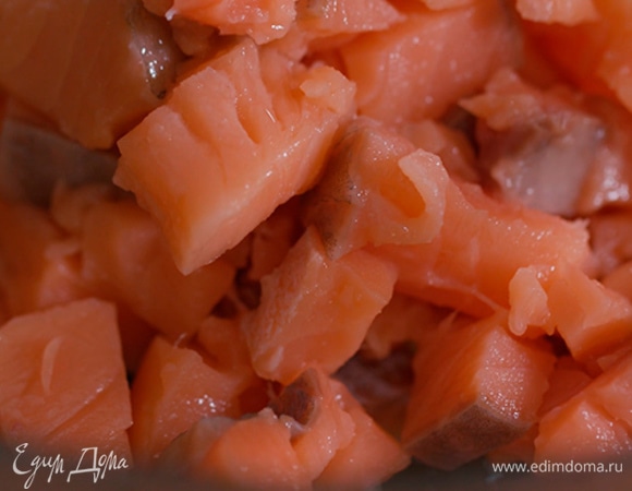 Всю семгу нарезать маленькими кусочками.