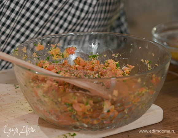 Приготовить фарш: соединить семгу с чесноком и нарезанной зеленью, добавить 3–4 ст. ложки сухарей, посолить, поперчить и вымешать лопаткой.