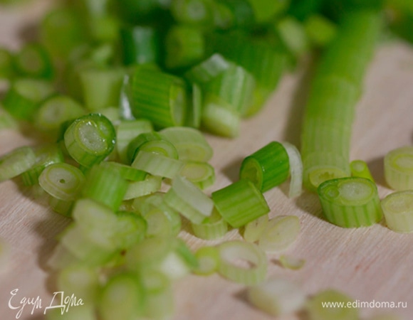 Зеленый лук тонко нарезать.