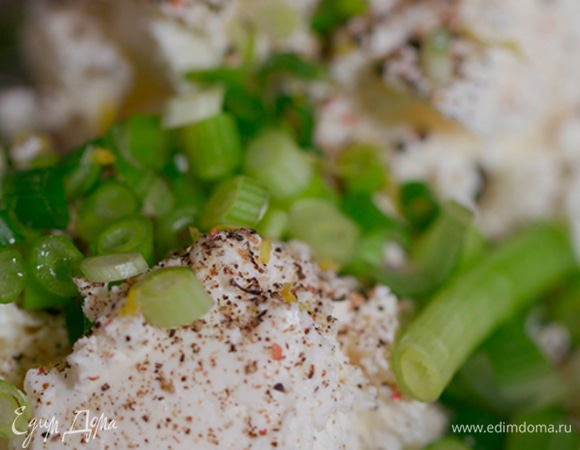 Приготовить соус: сливочный сыр соединить с нарезанным луком и лимонной цедрой, влить оливковое масло Extra Vrigin, посолить, поперчить и перемешать.