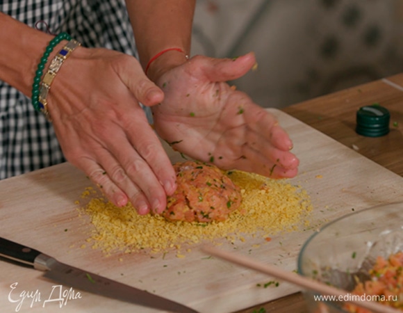 Сформировать из рыбного фарша котлеты, обвалять в оставшихся сухарях и пожарить на смазанной оливковым маслом сковороде до готовности.