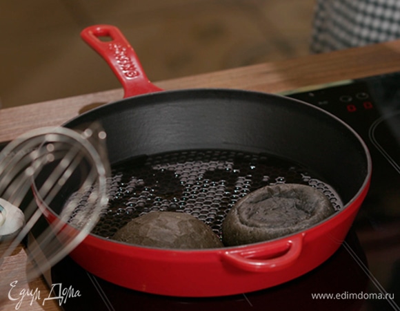 Булочки разрезать пополам, выложить срезами вниз на смазанную оливковым маслом сковороду и прогреть.