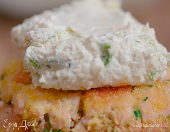 На обжаренную половинку булочки поместить котлету, сверху выложить соус и накрыть второй половинкой булочки.