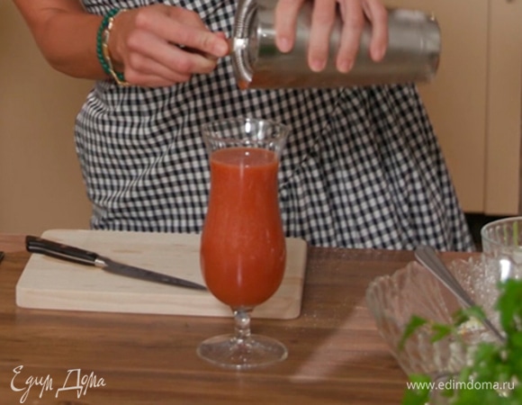 Томатный сок, водку, табаско и сок лимона влить в шейкер, посолить, всыпать лед и все встряхнуть.