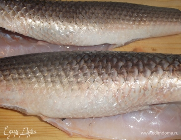 Подготовить рыбу. Выпотрошить, почистить, промыть.