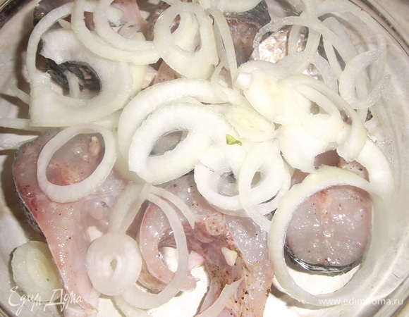 Посолить, поперчить, добавить нарезанную луковицу. Выложить в подходящую посуду. Накрыть крышкой.