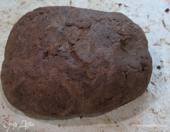 Подбирая муку с краев, замесите тесто.