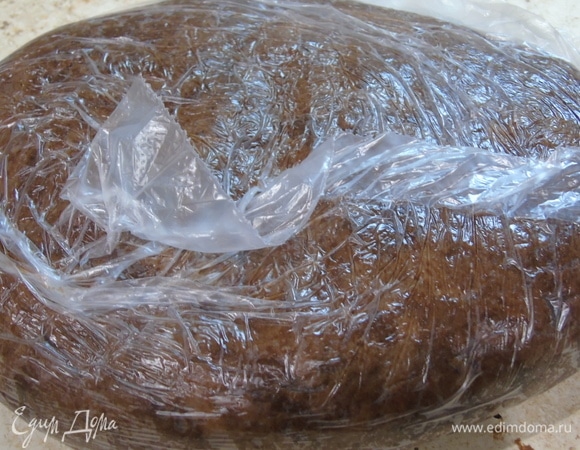 Слегка распластайте и заверните в пленку. Отправьте в холодильник минимум на 30 минут.