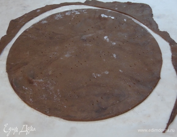 Разделите тесто на 8–10 частей. Каждую часть раскатайте в круг диаметром 22–24 см. Наколите вилкой, обрезки оставьте.