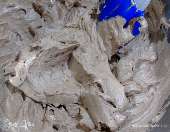 Постепенно тонкой струйкой вливайте сгущенное молоко, продолжая взбивать.