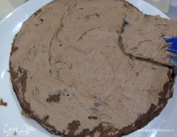 Смажьте все коржи и бока торта.