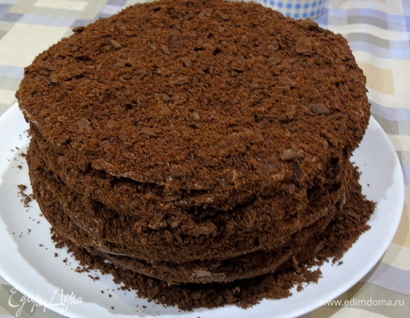 Из обрезков теста сделайте крошку и посыпьте торт.