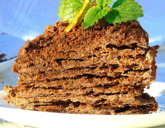 Отправьте в холодильник на ночь. Разрезайте и угощайтесь! Приятного аппетита!