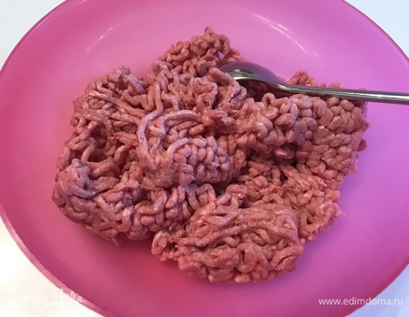 Для фарша я взяла говядину и баранину в равных пропорциях. Лучше брать не совсем постные куски, чтобы тефтельки не получились суховатыми. Пропускаем все через мясорубку. Вымешиваем фарш очень тщательно. Добавляем соль и перец.