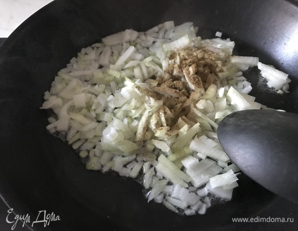Берем луковицу, очищаем и режем мелкими кубиками. Обжариваем на растительном масле с добавлением гарам масала.