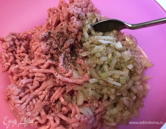 Обжаренный лук добавляем в фарш и хорошо перемешиваем.