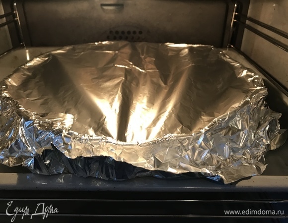 Заливаем картофель соусом. Накрываем фольгой и отправляем в духовку запекаться на 30 минут при температуре 180°C.