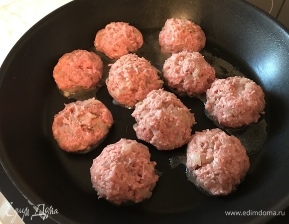 Из фарша формируем небольшие тефтельки и обжариваем с двух сторон на сильном огне буквально по 30 секунд. Это надо, чтобы образовалась корочка и сохранилась сочность.