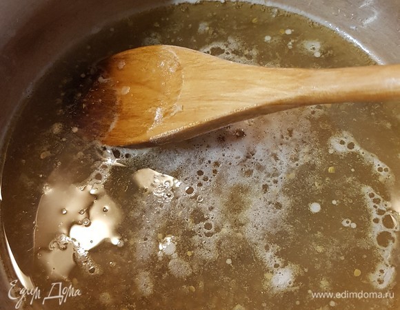 Смешать муку с сахаром, солью и натертым чесноком. В кастрюлю налить воду, добавить масло и горчицу. Довести до кипения. Вылить в муку и быстро перемешать все вилкой. Когда немного остынет, то подмесить руками.