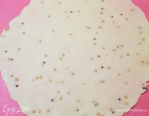 Тесто разделить на 4 части. Каждую часть раскатать в тонкую лепешку.