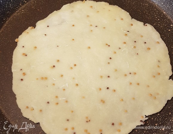 Жарить на сухой и хорошо нагретой сковороде до золотистого цвета.