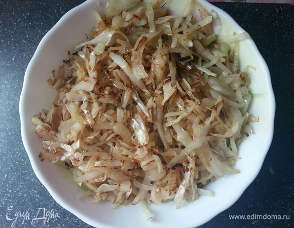 Для данного пирога лучше использовать слоеное дрожжевое тесто. Пока размораживается тесто, приготовим начинку из капусты. Чеснок и лук обжарить, добавить капусту и обжарить до готовности. Не забудем посолить. Остудить.
