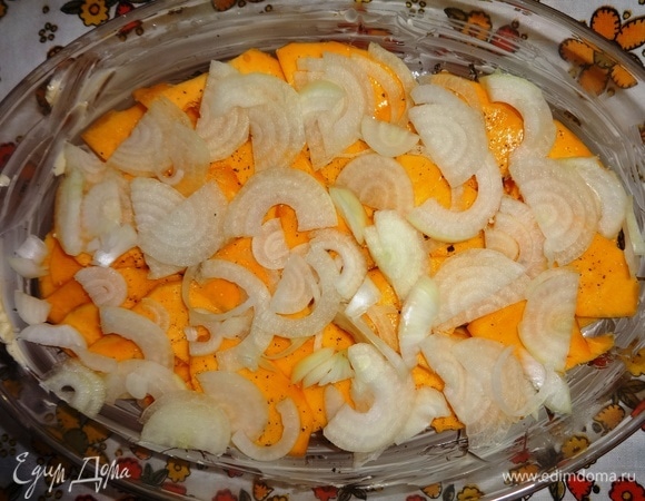 Выложить лук поверх слоя тыквы.