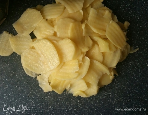 Взять 2 средних картофелины, если маленькие, то 4 шт. Картофель почистить, нарезать слайсами, используя терку либо овощной нож. Залить водой, чтобы не потемнел. Отставить на время.