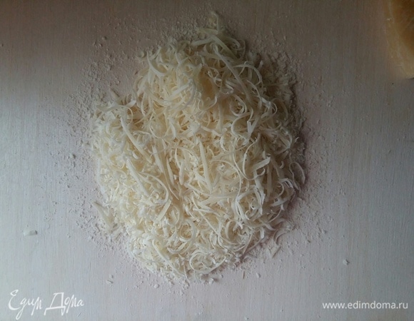 Пармезан натереть на мелкой терке.