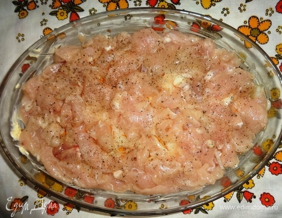 Куриное филе нарезать тонкими пластинами. Выложить на лук, немного посолить, поперчить.