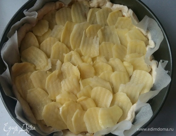 Полностью покрыть весь пирог. Немного посолить.