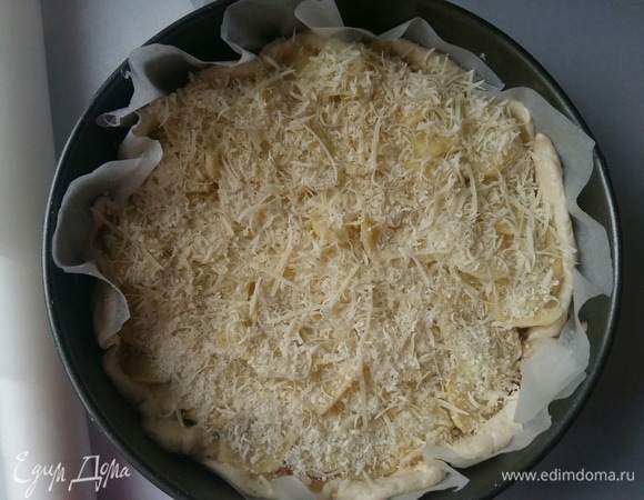 Посыпать сверху пармезаном. И поставить в разогретую до 200°C духовку примерно на 35–40 минут до готовности.