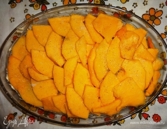 Оставшуюся половину пластинок тыквы положить на куриное филе, чуть присолить, посыпать мускатным орехом.