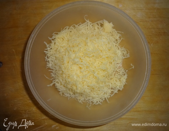 Сыр натереть на мелкой терке.