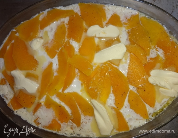 Достать форму из духовки, осторожно снять фольгу. Разложить на поверхности запеканки кусочки сливочного масла.