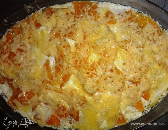 Посыпать натертым сыром. Поставить в духовку без фольги еще на 5–7 минут.